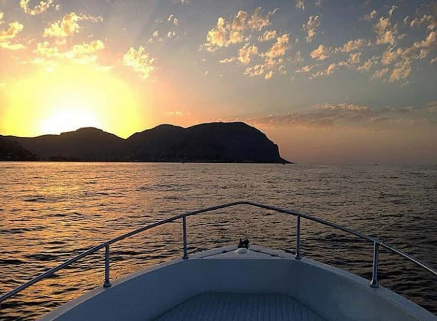 Aperitif on a boat at sunset at the Queen Cave - What makes this boat outing feel special