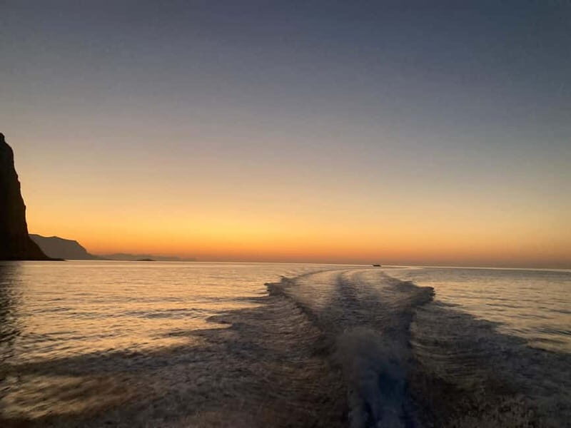 Aperitif on a boat at sunset at the Queen Cave - The aperitif on board: more than a drink stop