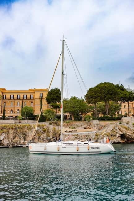 Escursione di mezza di giornata in barca a vela - Sailing versus motoring: how the boat handles real sea conditions