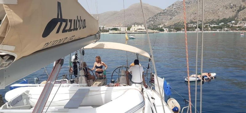 Escursione di mezza di giornata in barca a vela - Crew and small-group comfort: why max 10 matters
