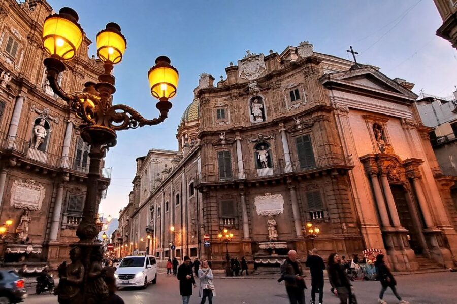 Napoli tour: alla scoperta del centro storico - Dracula’s tomb to Caravaggio’s alley: legends as your map
