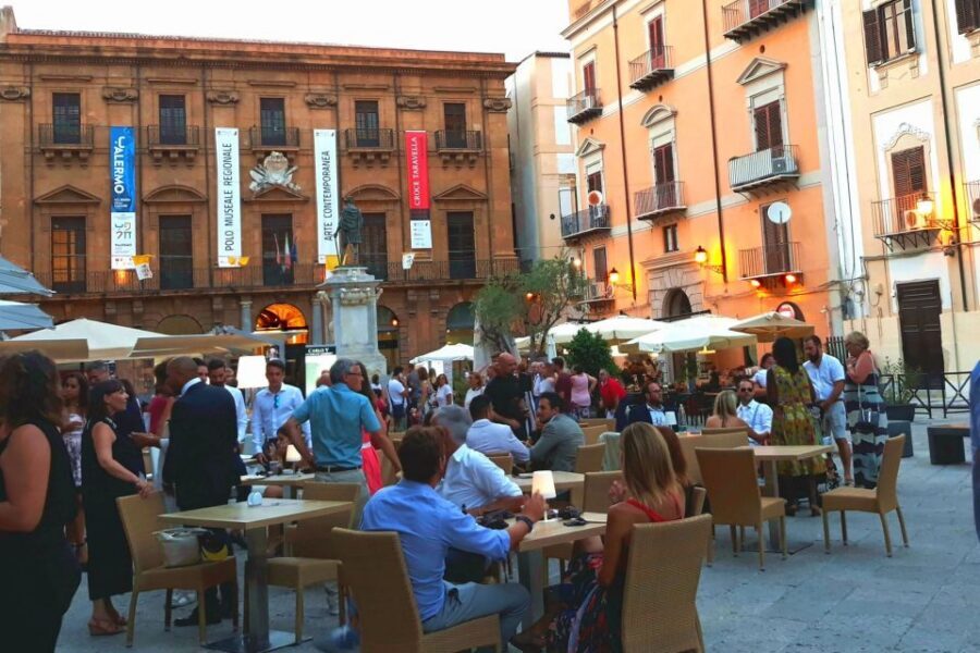 Napoli tour: alla scoperta del centro storico - Pino Daniele’s childhood home: where music meets street life