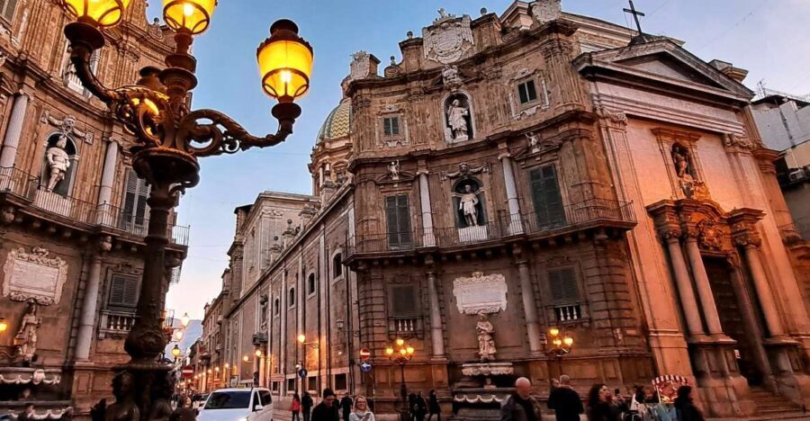 Napoli tour: alla scoperta del centro storico - Spaccanapoli and Santa Chiara: the city’s ancient spine