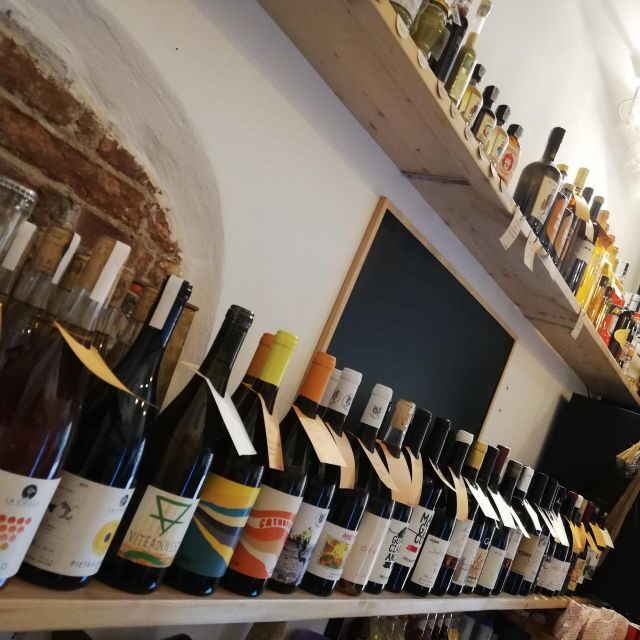 Natural Wine Tasting with snacks at Bottega Monteleone - Where natural wine and Palermo meet: Bottega Monteleone