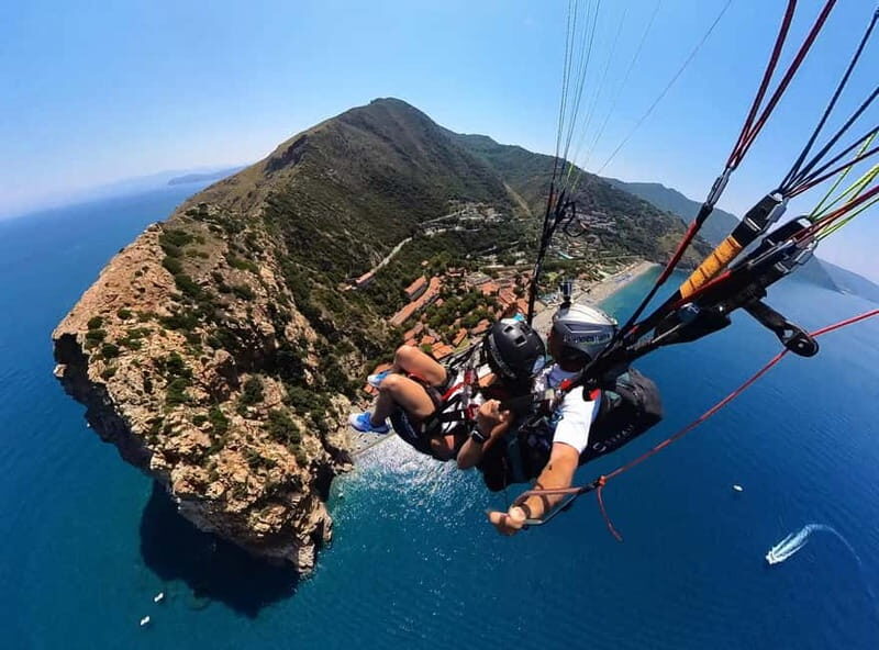 Palermo: paragliding flight with instructor foto and video - Gear-up and briefing with a tandem instructor