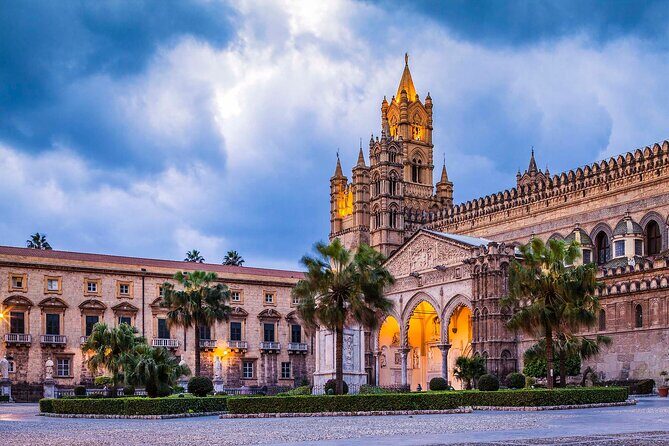 Palermo: Tour Historic Center, Catacombs & Monreale in CruiserCar - Quattro Canti and Piazza Pretoria: baroque city design at street level