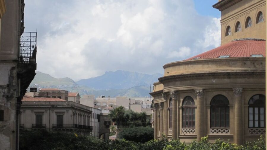Walking Tour and typical Lunch in a private charming home - Piazza Verdi and Teatro Massimo: a big-scope start in the right place